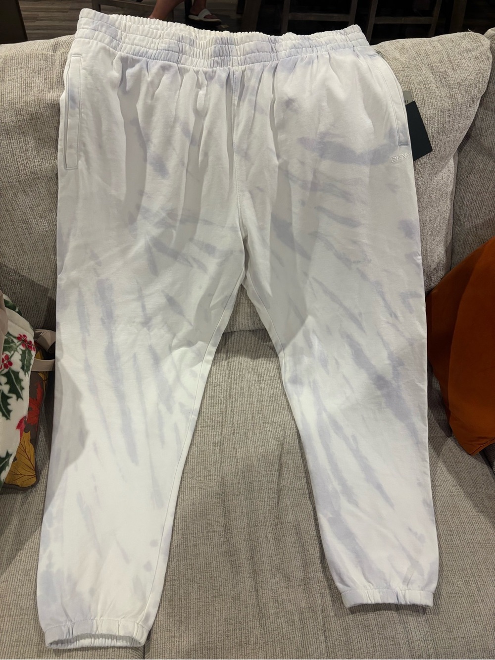 Dkny White and Light Gray Patterned Women’s Jogger Pants